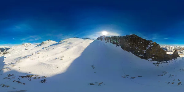 Hintertux Buzulu 'nun hava aracı görüntüsü. Avusturya Alpleri 'ndeki Hintertux buzulunun tepesinde kayak artıkları. 360 görünüm