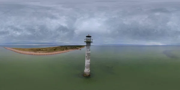 Estonya, Saaremaa 'daki Kiipsaare deniz fenerinin insansız hava aracı görüntüsü. Saaremaa 'nın Pisa Kulesi lakabını aldı. 360 derece panorama