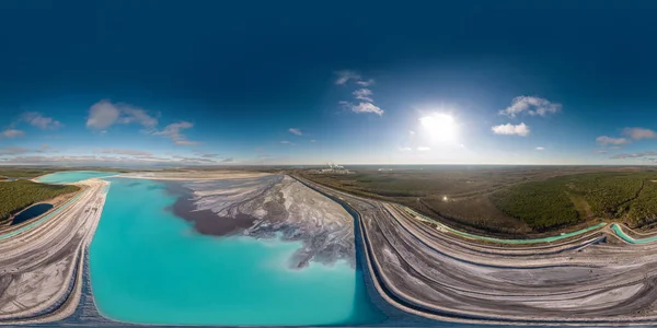 Eesti Enerji Santrali 'nin tortulu havzalarının hava aracı görüntüsü. Termik santral yerel petrol şiriyle çalışıyor. 360 derece panorama