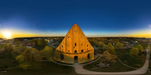 St. Brigitta Manastırı 'nın hava aracı görüntüsü. Livonia 'daki en büyük manastır ve Kuzey Avrupa' daki en büyük manastırlardan biriydi. 360 derece panorama
