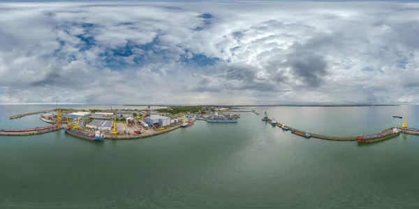 Estonya 'nın Baltık Denizi Tallinn kentindeki Vene-Balti sanayi limanının insansız hava aracı görüntüsü. Limanda yüklenmiş bir gemi var. 360 derece panorama