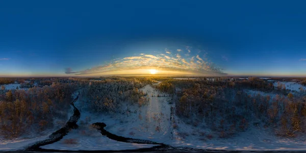 Donmuş Jagala nehrinin hava aracı görüntüsü, Estonya, günbatımında 360 derece panorama. Kış manzarası.