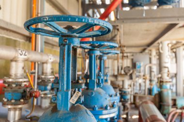 Sıvı Kütle Limanı Petrol ve benzin terminalleri, boru hattı işlemleri, petrol ürünleri dağıtıyor