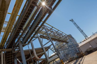 Sıvı Kütle Limanı Petrol ve benzin terminalleri, boru hattı işlemleri, petrol ürünleri dağıtıyor