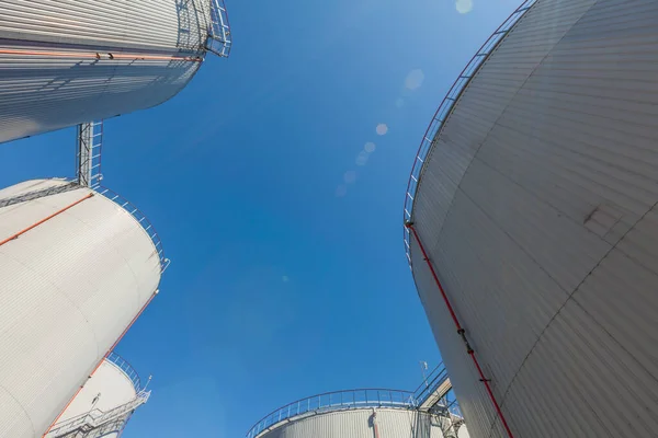 Sıvı Kütle Limanı Petrol ve benzin terminalleri, boru hattı işlemleri, petrol ürünleri dağıtıyor
