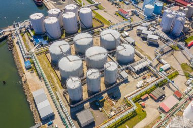 Sıvı Kütle Petrol ve benzin terminallerinin hava görüntüsü, boru hattı işlemleri, petrol ürünleri dağıtıyor.