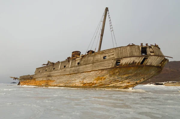 Старая Деревянная Советская Китобойная Лодка Корабль Сел Мель Берегу Залива — стоковое фото