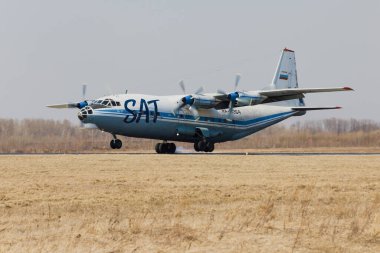 KHABAROVSK, RUSSIA - 5 Mayıs 2011: Novy havaalanı UHHH pistine büyük bir kargo uçağı indi. Antonov 12 plaka numarası RA-11364. SAT An-12 uçağı.
