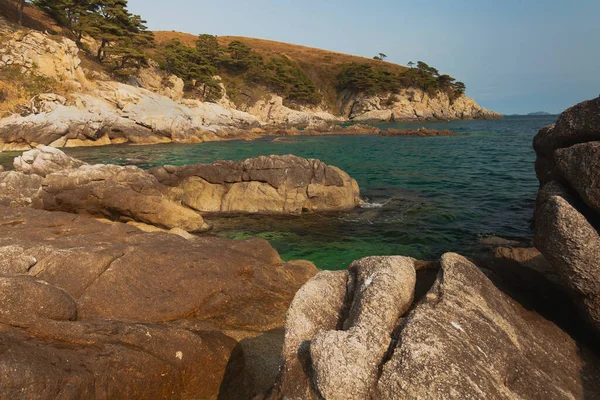 Літній Морський Ландшафт Великі Скелі Березі Закриті Задній План Півострова — стокове фото