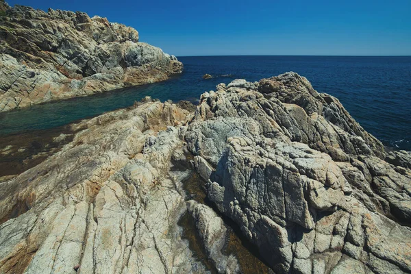 Літній Морський Пейзаж Великі Скелі Березі Закриті Фон Півострова Блакитним — стокове фото