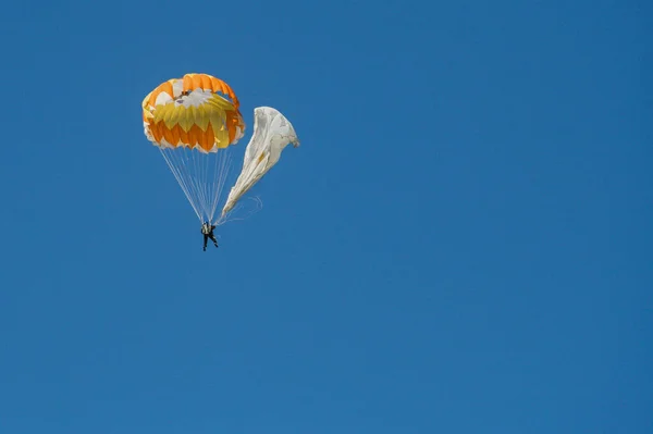 Zbor Skydiver Parașuta Principală Rezervă Deschis Fundal Albastru Cer Copia — Fotografie, imagine de stoc