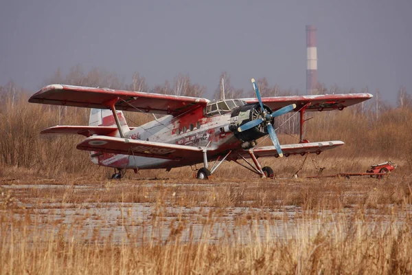 Pequeño Avión Biplano Pistón Hélice Aeródromo Otoño Avión Viejo Retro — Foto de Stock