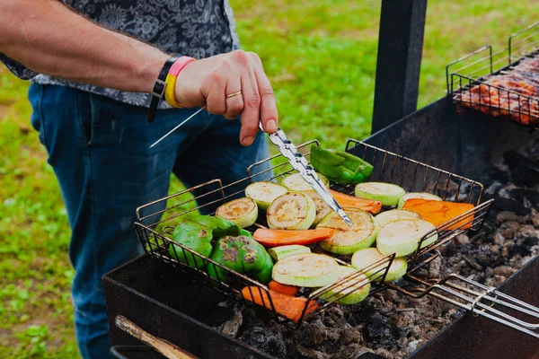 Detailní Záběr Mužskou Ruku Kleštěmi Které Mění Zeleninu Grilu Vaří — Stock fotografie