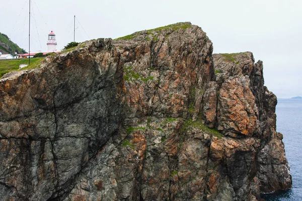 Deniz feneri, okyanustaki büyük kayalar, deniz yazı manzarası, yüksek bir uçurumdaki eski taş bina, Gamova deniz feneri, Rusya, Rusya, Primorsky Krai, Büyük Körfez Peter, Babkin Burnu.