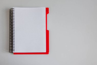 Beyaz arka planda boş bir not defteri modeli. Bahar konsepti.