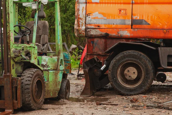 Het Gebied Van Ontvangst Van Schroot Oranje Graafmachine Groene Vrachtwagen — Stockfoto