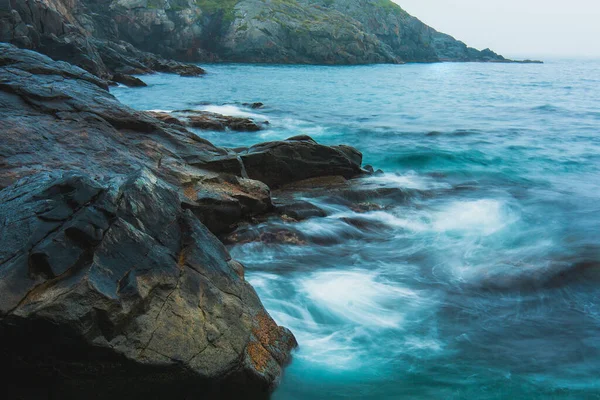 Rotsachtige Kust Kliffen Met Branding Het Schiereiland Gamova Het Territorium — Stockfoto