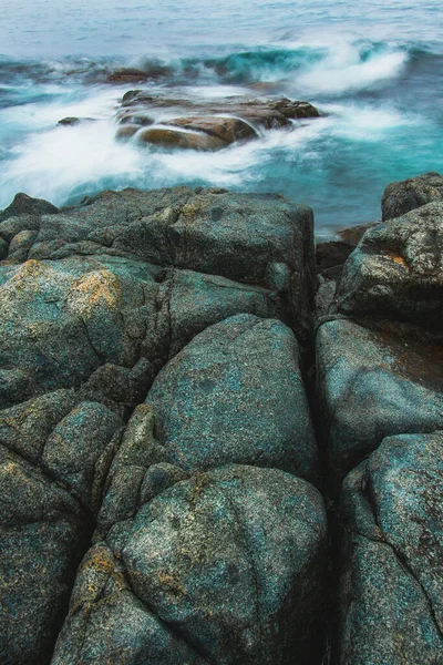 Klippig Havsstrand Klippor Med Surfing Gamovahalvön Primorsky Territorium Kustlandskap Ryssland — Stockfoto