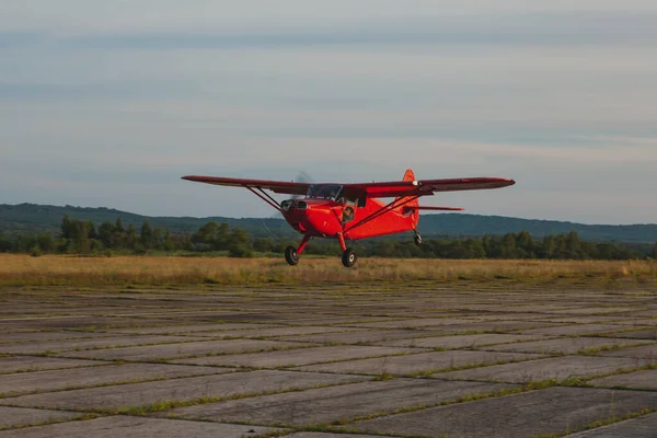 Pequeño Avión Stinson Rojo Vintage Vuela Bajo Sobre Una Pista — Foto de Stock