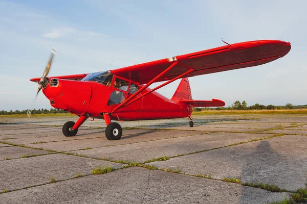 Pequeño Avión Rojo Vintage Stinson Prepara Para Despegar Una Pista — Foto de Stock