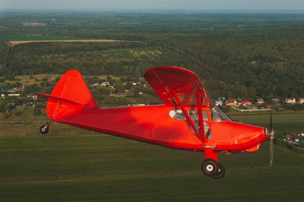 Vintage Rojo Pequeño Avión Stinson Vuelo Sobre Bosque Verde — Foto de Stock