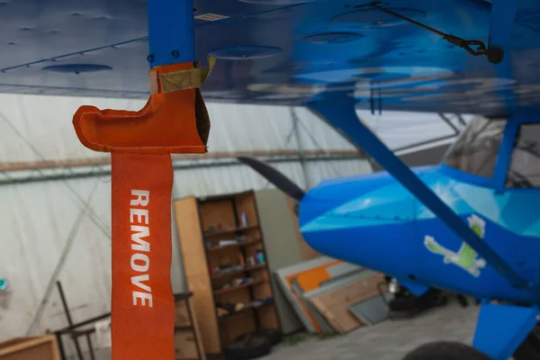 Avión Privado Azul Hangar Con Una Cinta Advertencia Roja Que — Foto de Stock