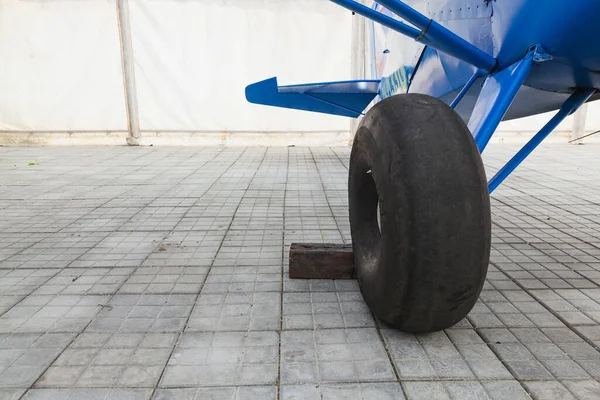 Gran Rueda Para Pequeño Avión Privado Avión Azul Hangar Piloto — Foto de Stock