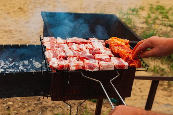 Carne Grelha Uma Mão Coloca Porco Grelha Sobre Brasas Fundo — Fotografia de Stock