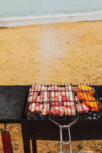 Carne Grelhada Carne Porco Grelha Sobre Brasas Fundo Costa Areia — Fotografia de Stock