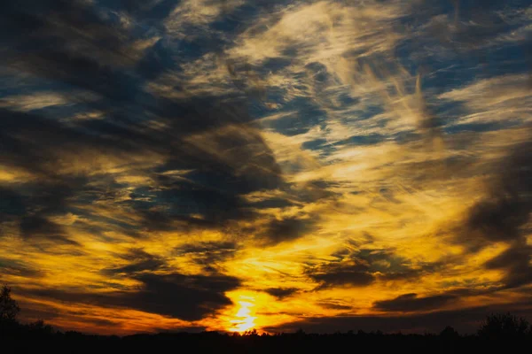 Coucher Soleil Coloré Avec Des Nuages Clairs Sombres — Photo