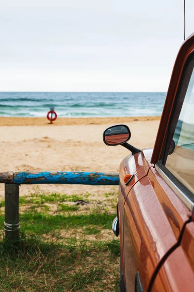 Altes Braunes Auto Sandstrand Mit Blauem Holzzaun Sommerurlaub Meer — Stockfoto