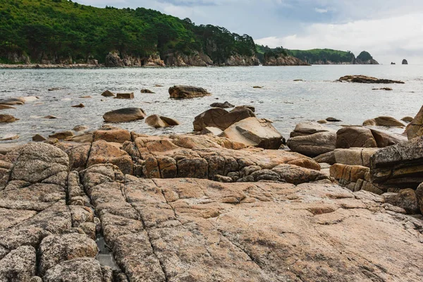 Rotsachtige Kust Bewolkt Weer Zee Kustlijn Van Telyakovsky Bay Primorsky — Stockfoto