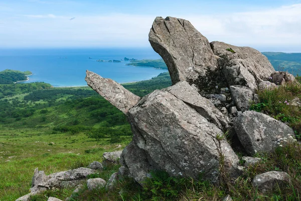 俄罗斯普里莫尔斯基克雷市Astafiev湾夏季背景海岸线山顶上的大石头 — 图库照片