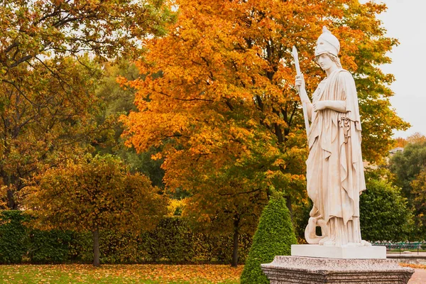 Estatua Hormigón Parque Otoño Sobre Fondo Hojas Árbol Amarillo — Foto de Stock