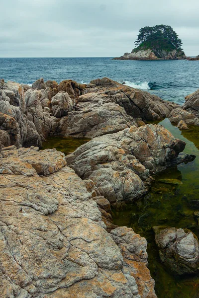Rock Zee Met Een Eiland Achtergrond Zee Rotsachtige Kustlijn Telyakovsky — Stockfoto