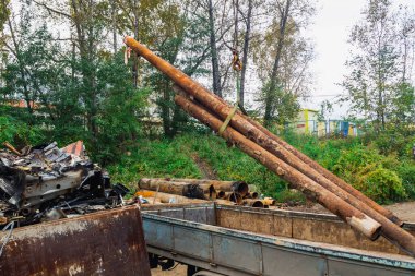 Hurdalık, eski boruları vinçle boşaltmak..