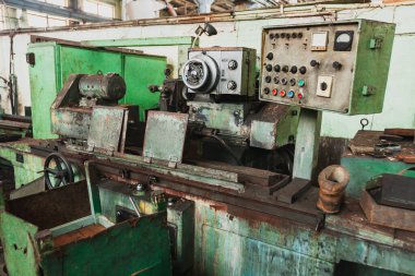 Terk edilmiş eski bir endüstriyel salon yıkımı bekliyor, metal işleme için endüstriyel bir makine, dizel motor üretimi için eski bir Khabarovsk fabrikası..