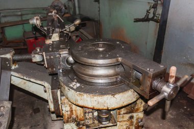 Terk edilmiş eski bir endüstriyel salon yıkımı bekliyor, metal işleme için endüstriyel bir makine, dizel motor üretimi için eski bir Khabarovsk fabrikası..