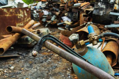 Hurdalık, kullanılmış boruları gaz teçhizatıyla kesmek, geri dönüşüm için metal.