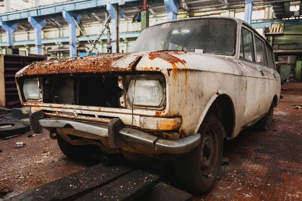 Старий Іржавий Радянський Автомобільний Вид Територію Майстерні Покинутого Старого Промислового — стокове фото