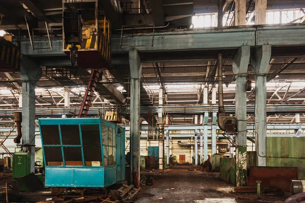 一座废弃的大型工业大厅 一台工业起重机 一座用于生产柴油机的前哈巴罗夫斯克工厂正在等待拆除 — 图库照片