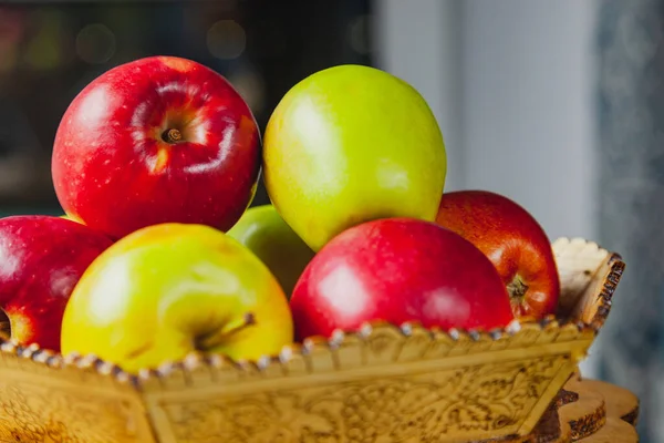 Roter Und Grüner Apfel Einer Holzkiste — Stockfoto