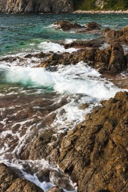 Deniz kıyısındaki kayalar, denizdeki bulutlu hava, Rusya 'nın Primorsky Körfezi kıyısındaki telyakovsky Koyu, Primorsky Krai,.