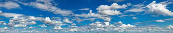 Céu Azul Com Nuvens Panorama — Fotografia de Stock