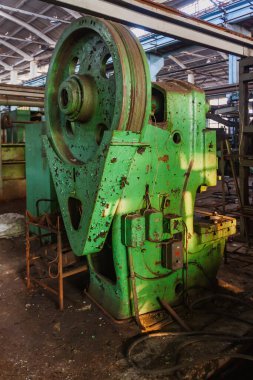 Terk edilmiş eski bir endüstriyel salon yıkımı bekliyor, metal işleme için endüstriyel bir makine, dizel motor üretimi için eski bir Khabarovsk fabrikası..