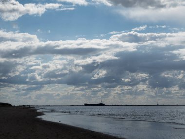 Geminin denize olan uzaklığı ve bulutlu gökyüzü
