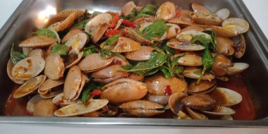 Yeşil Fesleğenli Kızarmış Midyeler sebzeler, baharatlı Tayland yemekleri, lezzetli ve yararlı aperatiflerdir..