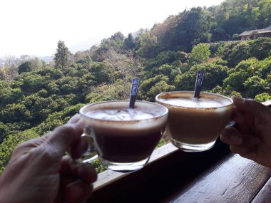 Kakaonun temiz bardaktaki en üst görüntüsü. Tabağı ahşap bir masaya yerleştirilmiş..