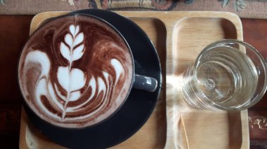 Seramik bardaktaki kakaonun üst görünümü.