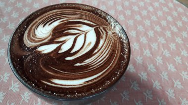 Seramik bardaktaki kakaonun üst görünümü.